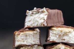 romige nougat omhuld met melkchocolade foto