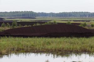 het overstroomde gebied waar turf wordt gewonnen foto