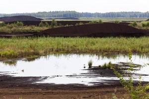 het overstroomde gebied waar turf wordt gewonnen foto