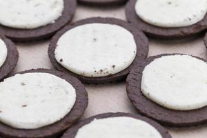 chocolade koekjes met romige crème vulling foto