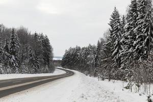 winter verharde weg voor voertuigen foto