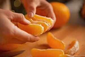 close-up op jonge huisvrouw die sinaasappelplakken verdelen