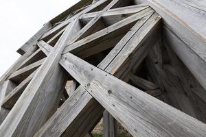 sterke rekken van oude houten trappen foto