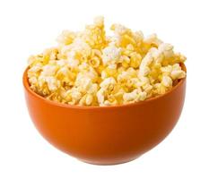 popcorn in een kom op witte achtergrond foto