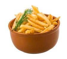 Franse frietjes in een kom op witte achtergrond foto