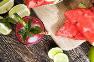 rijpe watermeloen met helder rood mooi vruchtvlees foto