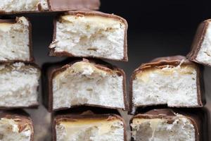 romige nougat omhuld met melkchocolade foto