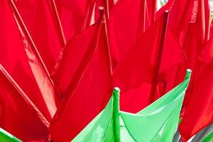groene en rode vlaggen voor het verfraaien van de stad foto