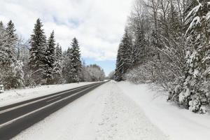 een weg bedekt met sneeuw in het winterseizoen foto