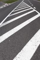 verharde weg met witte wegmarkeringen voor transportbeheer foto