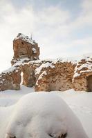de ruïnes van een oud kasteel gemaakt van rode baksteen foto