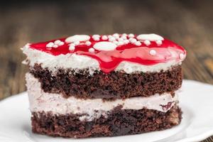 bladerdeeg gemaakt van biscuit en botercrème foto