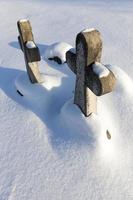 oude stenen kruisen in het winterseizoen foto