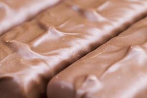 romige nougat omhuld met melkchocolade foto