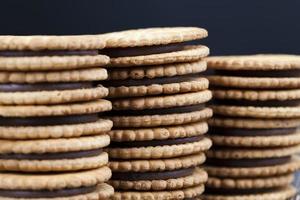 ronde koekjes met chocolade vulling foto