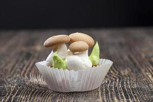 heerlijke dessertcake gemaakt in de vorm van champignons foto