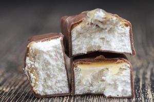 romige nougat omhuld met melkchocolade foto