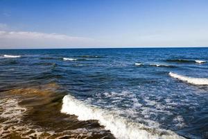 de zeekust van de koude Oostzee foto