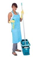 vrolijke vrouw plezier tijdens het schoonmaken foto
