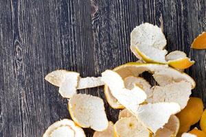 Citrusschil op een oude houten tafel foto