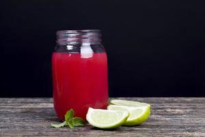 zelfgemaakte watermeloensap gemaakt in het zomer- of herfstseizoen foto