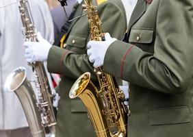 militaire muzikanten met saxofoons