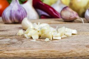 teentjes en kropjes rijpe knoflook op de keukentafel foto