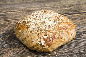 een dieetbroodje met gebruik van nuttige ingrediënten foto