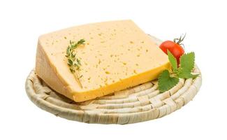 kaas met tijm op houten plaat en witte achtergrond foto