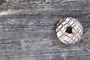 een verse donut bedekt met witte chocolade, close-up foto