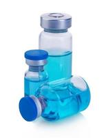 flesjes met blauwe oplossing die op een witte achtergrond wordt geïsoleerd.