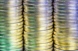 munten van zilveren kleur verlicht met geelgroene kleur foto