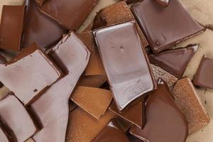 verschillende stukjes gesmolten van gebroken chocolade foto