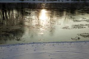 bevroren meer bij koud winterweer foto