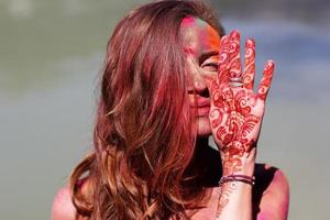 meisje met kleurrijke verf op haar gezicht, india