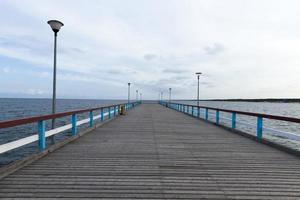 een lange pier op het grondgebied van de zee foto