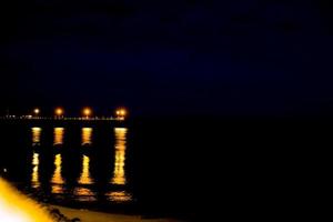 lichten weerkaatsen op het water foto