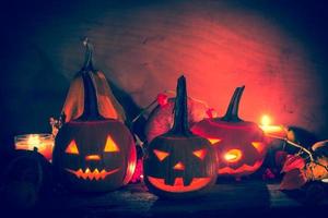 halloween pompoen lantaarns donker licht boos gezicht vallen foto