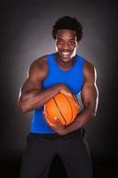 Afrikaanse man met basketbal