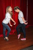 los angeles, 6 okt - kim matula, linsey godfrey bij het licht de nacht de wandeling ten voordele van de leukemie-lymfoomvereniging in sunset-gower studio's op 6 oktober 2013 in los angeles, ca foto