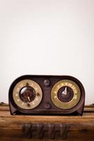 vintage radio zittend op houten stam, met kopie ruimte