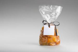 plastic zak met abrikozen met blanco label en kopie ruimte foto