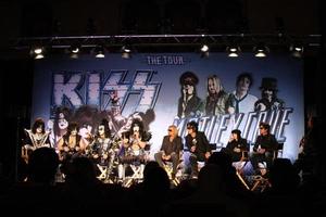 los angeles, 20 maart - kiss motley crue tijdens de kiss and motely crue tour persconferentie in het roosevelt hotel op 20 maart 2012 in los angeles, ca foto