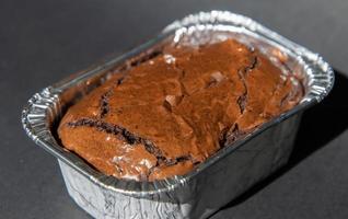 heerlijke zelfgemaakte chocolade brownie, ingrediënten van brownie, close-up fudge brownie, zelfgemaakte bakkerij en dessert, stukjes verse brownie, zoetwaren concept. foto