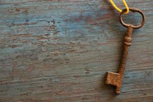 oude sleutel op de oude houten tafel