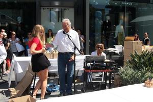 los angeles, 23 aug - kim matula, john mccook viert kim's verjaardag bij de gedurfde en mooie fan meet and greet op de boerenmarkt op 23 augustus 2013 in los angeles, ca foto