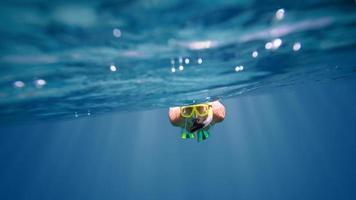 onderwater portret van een vrouw snorkelen