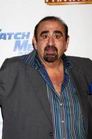 los angeles, 12 maart - ken davitian arriveert bij de openingsavond van catch me if you can in het pantages theater op 12 maart 2013 in los angeles, ca foto