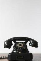 oude telefoon met witte achtergrond voor kopie ruimte foto