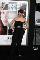 los angeles, 20 aug - katie aselton bij de if i stay première in tcl chinese theater op 20 augustus 2014 in los angeles, ca foto